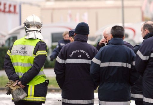 Plus d'un millier de pompiers ont rendu hommage samedi, en presence du ministre de l'interieur Brice Hortefeux, aux deux sapeurs-pompiers electrocutes mercredi soir par une ligne a haute tension alors qu'ils eteignaient un incendie pres de Nantes.