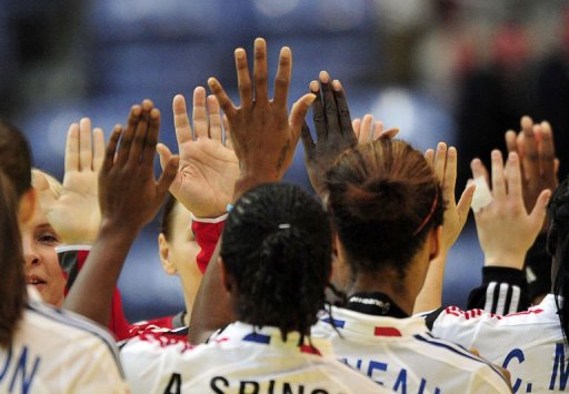 Les handballeuses francaises, vice-championnes du monde, ont pris la 5e place de l'Euro-2010 en signant leur cinquieme victoire consecutive face au Montenegro (23-19) samedi.