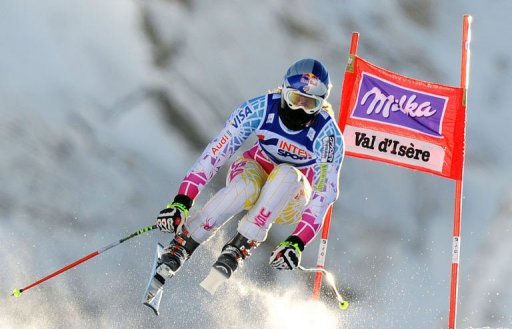 L'Americaine Lindsey Vonn a remporte samedi la descente de Val d'Isere, sa 35e victoire en Coupe du monde de ski alpin et la deuxieme cette saison, en precedant, en 1 min 51 sec 42/100e, les Suissesses Nadja Kamer et Lara Gut de 68 et 80/100e.