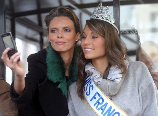 Plus d'un millier de personnes, 3.000 selon la mairie, ont salue samedi devant l'hotel de ville de Brest le retour de la Brestoise Laury Thilleman, 19 ans, elue Miss France 2011.