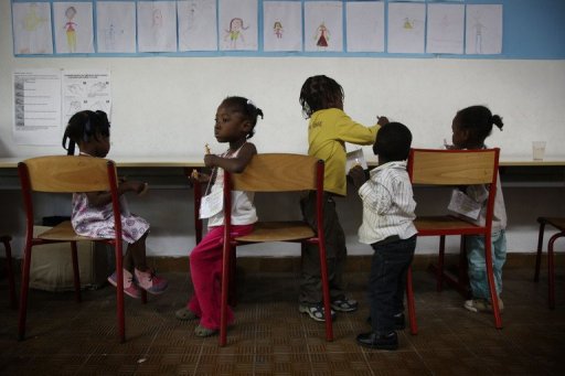 Deux avions ont ete affretes pour transferer de Haiti en France des enfants en cours d'adoption par des familles francaises, a annonce samedi la ministre des Affaires etrangeres, Michele Alliot-Marie.
