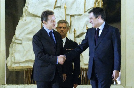 La cote de popularite de Nicolas Sarkozy recule d'un point en decembre, passant a 31% d'opinions favorables, tandis que Francois Fillon en gagne un, a 51%, selon le barometre mensuel Ifop a paraitre dans le Journal du Dimanche.