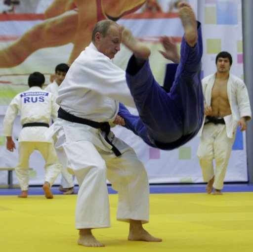 Russie: Poutine défend son image d&amp;#39;homme fort avec des champions de judo -  Le Point