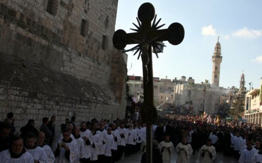 Le patriarche latin de Jerusalem, Mgr Fouad Twal, la plus haute autorite catholique romaine en Terre sainte, a fait son entree solennelle dans la ville palestinienne de Bethleem festonnee de guirlandes, de drapeaux palestiniens et de bannieres du Vatican.