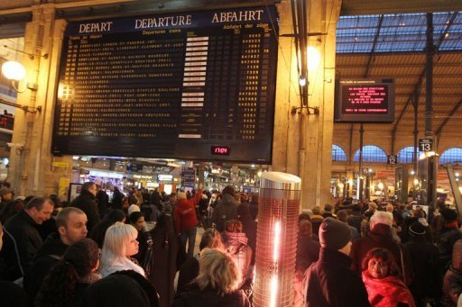 Sur les rails, la SNCF avait prevu de faire circuler tous ses trains pour Noel, mais avec des retards dans l'est et le sud-est a cause de la neige et du froid qui imposent de ralentir les trains en deca de 170 km/h. Environ deux millions de voyageurs sont attendus ce week-end dans les gares, dont 800.000 vendredi. La SNCF a augmente de 30 % la capacite des TGV, qui seront quasiment tous complets.