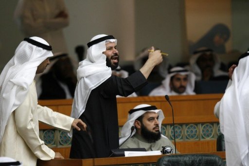 L'emirat petrolier du Golfe est en butte a des confrontations politiques a repetition depuis la nomination debut 2006 de cheikh Nasser Mohammad al-Ahmad Al-Sabah a la tete du gouvernement, mais selon des analystes, la crise actuelle est exceptionnelle.