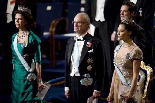 Une large majorite de Suedois souhaite une abdication anticipee du roi Carl XVI Gustaf au profit de la princesse Victoria, selon un sondage publie samedi, au moment ou la monarchie suedoise est secouee par une serie de polemiques.