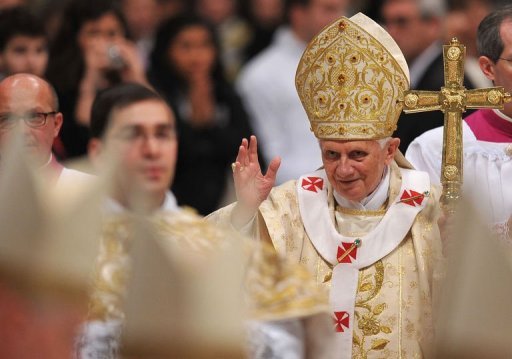 Le pape Benoit XVI a condamne dans des termes tres durs ceux qui sement la violence et la guerre dans le monde, vendredi soir en celebrant la messe de la nuit de Noel a la basilique Saint-Pierre de Rome.