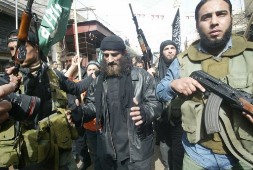 Un responsable d'un groupe extremiste lie a Al-Qaida a ete retrouve mort samedi dans le camp de refugies palestiniens d'Ain Heloue, pres de Saida (sud du Liban), a annonce un responsable palestinien.