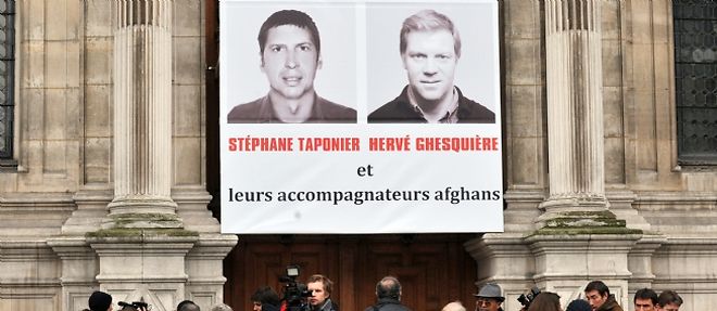 Une ceremonie de soutien aux journalistes francais retenus en otage a eu lieu devant l'hotel de ville de Paris