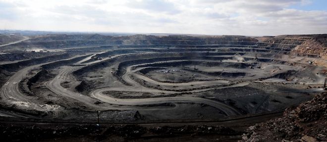 Les mines de "terres rares", tres polluantes, se sont multipliees en Chine, comme ici au nord du pays, a la frontiere avec la Mongolie
