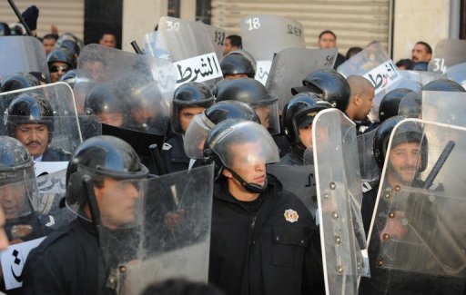Des affrontements ont oppose lundi des manifestants et des agents des forces de l'ordre a Thala a 250 km au centre-ouest de Tunis, a-t-on appris lundi de source syndicale.