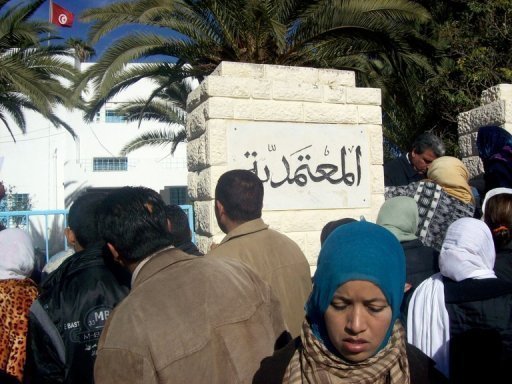 Une femme et ses trois enfants ont grimpe sur un pylone electrique menacant de se donner la mort pour obtenir un emploi et un logement, a Sidi Bouzid, foyer de contestation sociale dans le centre-ouest de la Tunisie, ont indique mercredi des temoins a l'AFP.