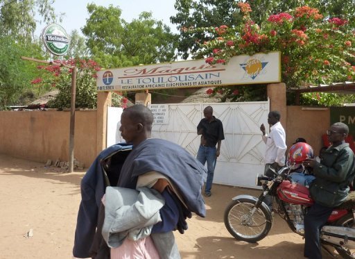Les deux Francais enleves vendredi a Niamey ont ete "elimines froidement" par leurs ravisseurs, selon "les premiers elements" dont a dit disposer lundi Francois Fillon, qui a reitere la "determination" de la France a lutter contre le terrorisme.