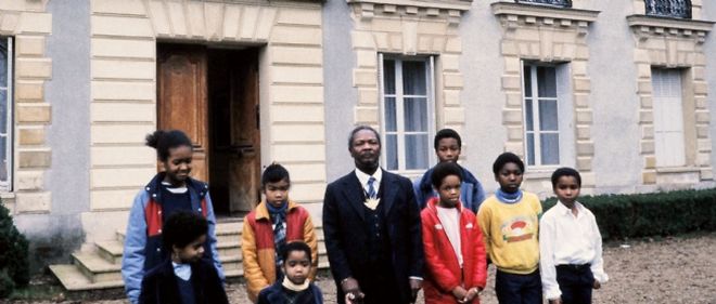 La famille de Jean-Bedel Bokassa (au centre) pose le 12 septembre 1984 devant le chateau de Hardricourt 