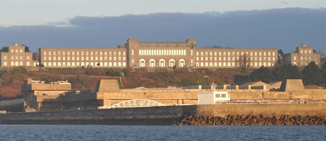 Douze eleves ont ete definitivement exclus du Lycee naval de Brest (photo) apres une plainte contre X pour " violences  volontaires en reunion "