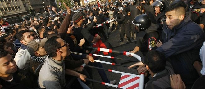 15.000 personnes ont manifeste mardi dans plusieurs quartiers du Caire, selon des chiffres officiels, en scandant : "Le peuple veut le depart du regime."