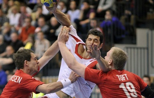 Le Danemark a rejoint la France en finale du Mondial de handball en battant l'Espagne 28 a 24, vendredi soir a Kristianstad, alors que tenants du titre avaient domine la Suede (29-26) a Malmo dans d'autre demi-finale en fin d'apres-midi.