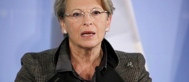 Michele Alliot-Marie est critiquee pour avoir propose une cooperation securitaire de la France au regime Ben Ali. 