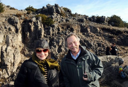 Eva Joly, candidate a la candidature ecologiste pour l'election presidentielle de 2012 et Jose Bove, tous deux deputes europeens (Europe Ecologie) avaient commence l'apres-midi par une visite de la grotte de Labeil (Herault), a l'extremite sud du plateau.