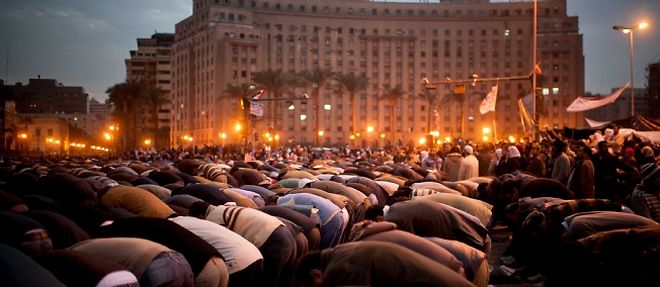 Priere sur la place Tahrir au Caire.