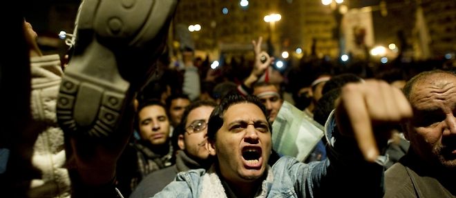 Un manifestant montre, jeudi 10 fevrier, la semelle de sa chaussure pour protester contre le discours du president Moubarak. 
