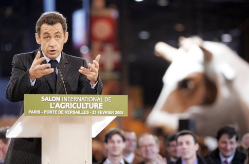 Tout le monde se souvient de l'episode : le 23 fevrier 2008, au salon de l'Agriculture, le president Sarkozy lancait a un visiteur qui refusait de lui serrer la main, "Casse-toi, pov'con !". Trois ans plus tard, ce retraite tres nature sort de son silence dans un petit livre.