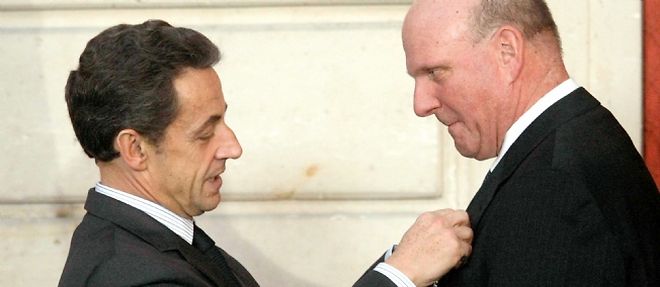 Nicolas Sarkozy remet a Steve Ballmer, patron de Microsoft, les insignes de chevalier de la Legion d'honneur.