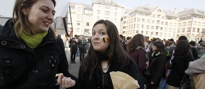 La jeunesse belge a decide de faire "la revolution des Frites" pour protester contre le blocage politique du pays.