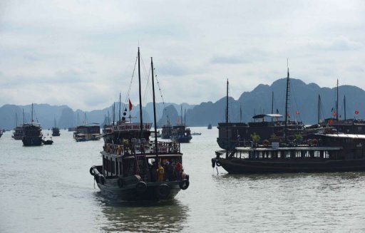 Les responsables du naufrage d'un bateau de tourisme qui a fait 12 morts jeudi dans la baie d'Halong seront juges, a assure samedi un responsable du tourisme vietnamien, soulignant que toutes les excursions de nuit avaient ete suspendues sur le site touristique.
