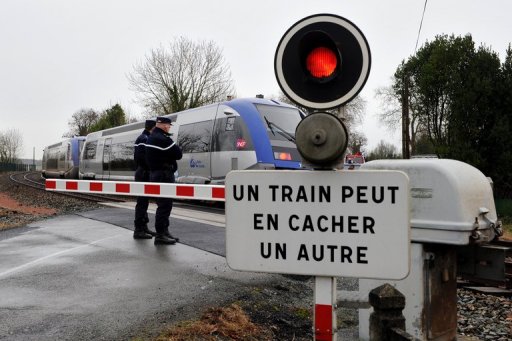 Un TGV La Rochelle-Paris a percute vendredi soir dans les Deux-Sevres un vehicule qui se trouvait sur la voie ferree apres avoir tente de franchir un passage a niveau.