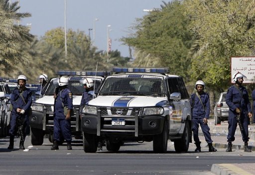 La police a disperse samedi a coup de gaz lacrymogenes des manifestants qui commencaient a converger vers la place de la Perle a Manama aussitot apres le retrait des chars et des vehicules de l'armee.