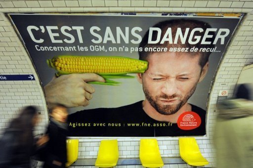 Le president Nicolas Sarkozy, en visite au Salon de l'Agriculture, a qualifie samedi de "particulierement deplacee" la campagne d'affichage de France Nature Environnement (FNE) comportant des visuels et slogans choc sur les OGM, les pesticides et les algues vertes.
