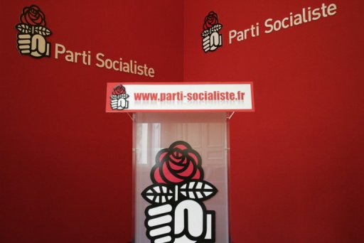 Le Parti socialiste (PS) a denonce la politique du gouvernement a l'egard des zones urbaines sensibles et regrette "une visite pour rien" samedi, au lendemain d'un deplacement de Francois Fillon sur ce theme a Courcouronnes (Essonne).