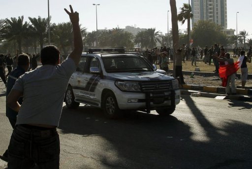 Le prince heritier de Bahrein, Salman ben Hamad Al-Khalifa, a ordonne samedi a la police de "rester a l'ecart des rassemblements", alors que les manifestants revenaient sur la place de la Perle, haut lieu de la contestation a Manama.