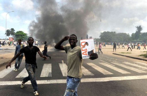 Les forces de l'ordre fideles au president ivoirien sortant Laurent Gbagbo ont disperse samedi a Abidjan des partisans d'Alassane Ouattara, reconnu chef de l'Etat par la communaute internationale, qui entendaient repondre a l'appel a une "revolution" a l'egyptienne.