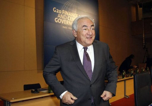 Le directeur general du Fonds monetaire international, Dominique Strauss-Kahn, a assure samedi qu'il n'avait "rien d'autre a l'esprit" que le FMI qui l'occupe "a plein temps", coupant court a une question sur ses intentions pour la presidentielle de 2012.
