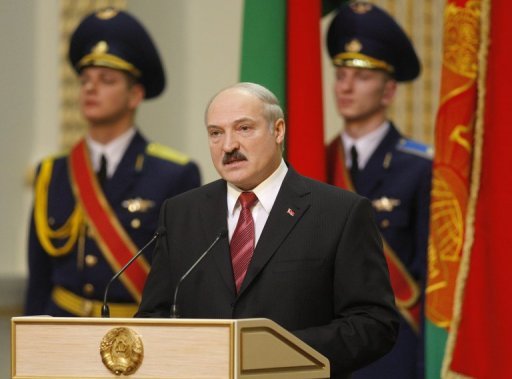 Le president du Belarus, Alexandre Loukachenko, a declare samedi ne pas aimer "les pedes" et a raconte avoir conseille "les yeux dans les yeux" au ministre allemand des Affaires etrangeres, Guido Westerwelle, qui est ouvertement homosexuel, de mener une "vie normale".