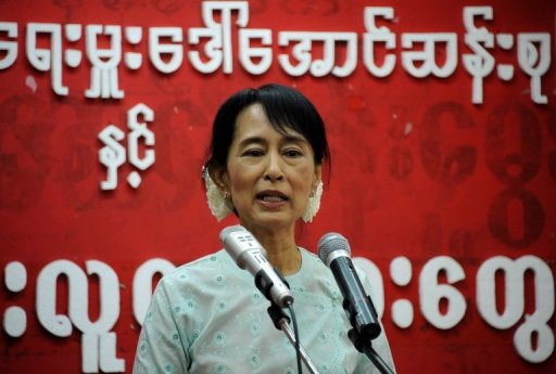 La celebre opposante birmane Aung San Suu Kyi compte bientot ouvrir des comptes sur les sites internet Facebook et Twitter, a l'instar des militants pro-democratie qui ont utilise les reseaux sociaux en Egypte et en Tunisie, a-t-elle dit dans une interview publiee samedi au Canada.