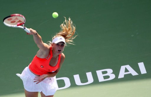 La Danoise Caroline Wozniacki, assuree de redevenir N.1 mondiale lundi, s'est offert l'opportunite de couronner ce statut retrouve par un 13e titre, en se qualifiant samedi pour la finale du tournoi WTA de Dubai, qu'elle disputera contre la Russe Svetlana Kuznetsova.
