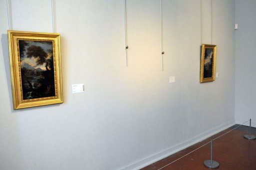 Quatre tableaux du musee des Beaux-arts d'Ajaccio, dont un Poussin et un Bellini, ont ete derobes dans la voiture d'un employe municipal qui les avait lui-meme subtilises dans la nuit de vendredi a samedi afin de faire pression sur la mairie au sujet de son logement.