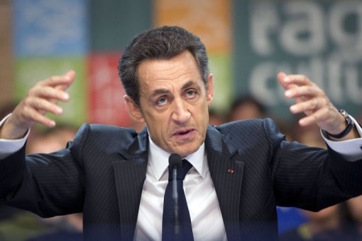 La cote de popularite de Nicolas Sarkozy avance d'un point en fevrier, passant a 31% d'opinions favorables et Francois Fillon stagne a 49%, selon le barometre mensuel Ifop a paraitre dans le Journal du Dimanche.
