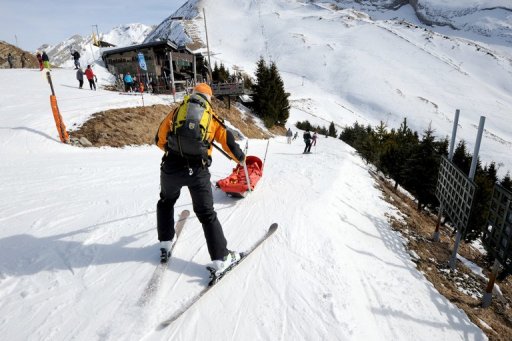 Une fillette de six ans se trouvait samedi soir dans un "etat tres grave" apres une chute de ski sur le domaine de la station des Deux-Alpes (Isere), ont annonce les secours en montagne.