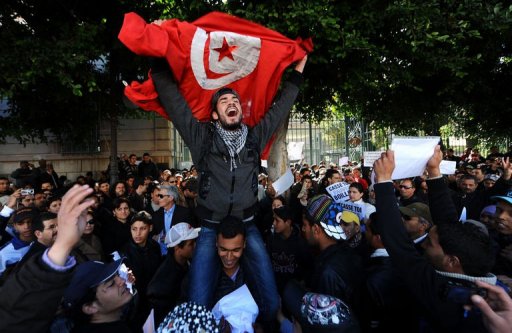 L'ambassadeur de France a Tunis, M. Boris Boillon, a presente ses "excuses" samedi aux Tunisiens a la television nationale pour avoir repondu jeudi a des questions de journalistes d'une maniere qui a pu paraitre "hautaine", quelques heures apres une manifestation reclamant son depart.