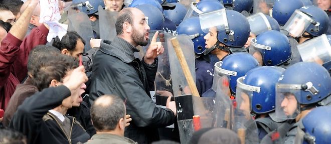 Comme samedi dernier (photo), ou une marche avait ete bloquee, des cars avec des policiers casques, munis de matraques et de boucliers, ainsi que des vehicules blindes ont pris position en plusieurs endroits de la capitale algerienne. 