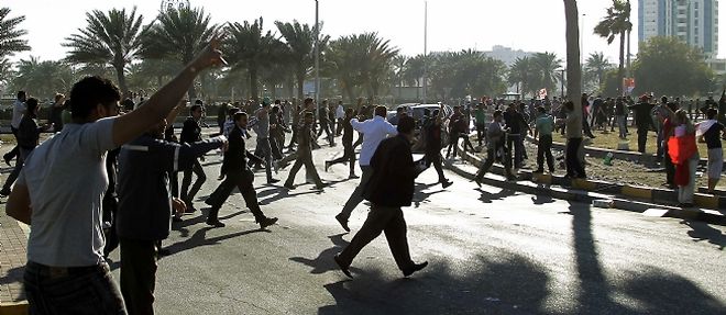 Apres l'armee, c'est la police bahreinie qui a quitte la place de la Perle a Manama, cedant la place aux manifestants.