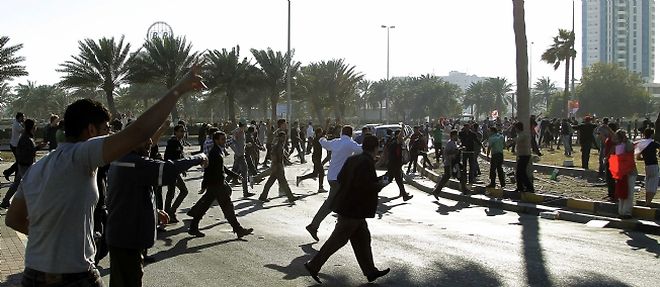 Apres l'armee, c'est la police bahreinie qui a quitte la place de la Perle a Manama, cedant la place aux manifestants.