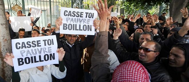 Quelque 500 personnes seraient venues manifester pour reclamer le depart de l'ambassadeur de France en Tunisie.