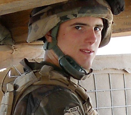 Le soldat francais tue samedi en Afghanistan est un chasseur alpin de 1ere classe age de 19 ans, Clement Chamarier, qui avait rejoint les troupes francaise deployees dans le pays le 9 novembre, a indique lundi le ministere de la Defense dans un communique.