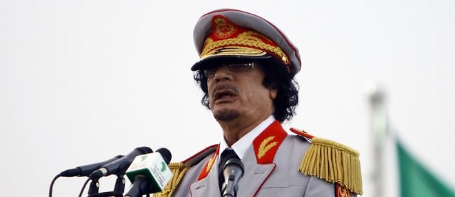 Muammar Kadhafi a conclu de juteux contrats avec les industries francaises d'armement.